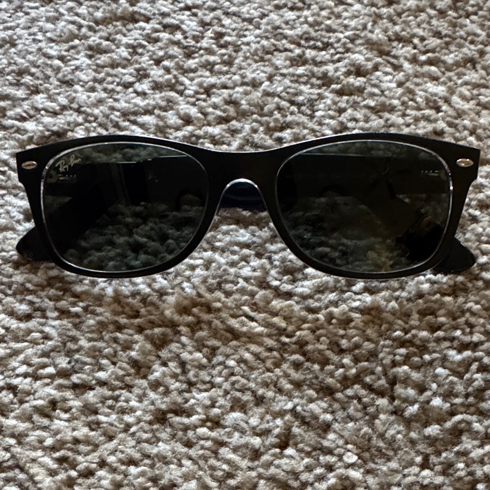 Ray-Ban Black Frame  Sunglasses Ray-Ban RB2132 New Wayfarer 6052/32